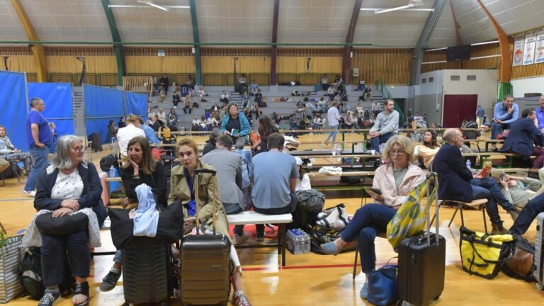 1,200 passengers on a TGV evacuated for several hours in Sarthe due to a strong smell in a train