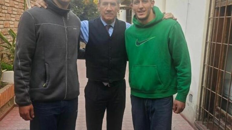 A photo of the two rugby players with their lawyer causes controversy in Argentina