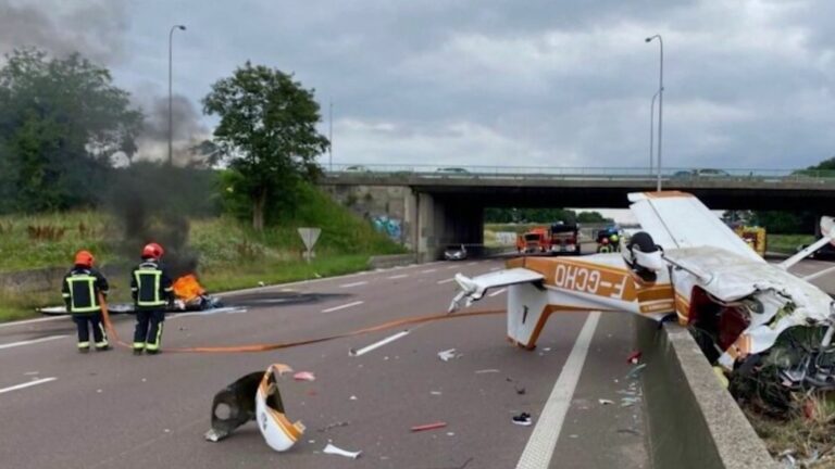 A tourist plane crashes on the highway