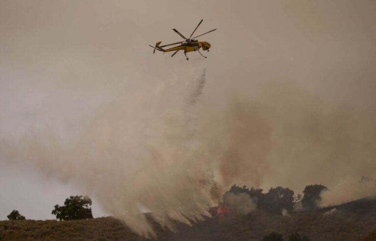 A violent wildfire spreads very quickly in California, forcing thousands of evacuations