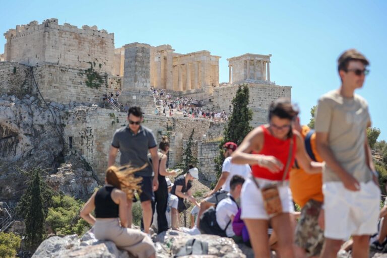 Acropolis closed in broad daylight due to heatwave