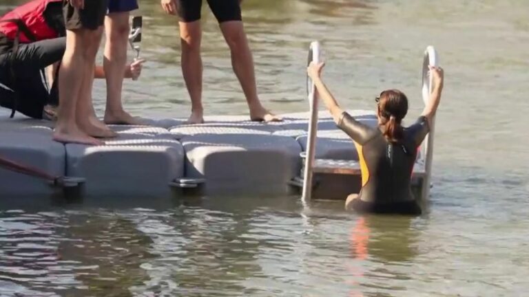 Anne Hidalgo swims in the Seine