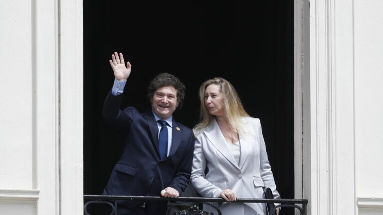 Argentina apologizes to France, called “colonialist” by vice-president