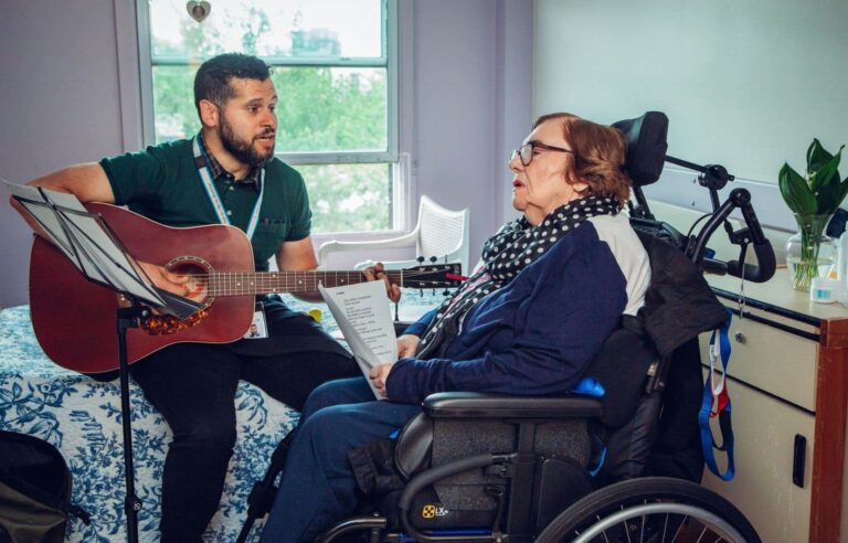 At the CHSLD, alleviating anxiety with music therapy