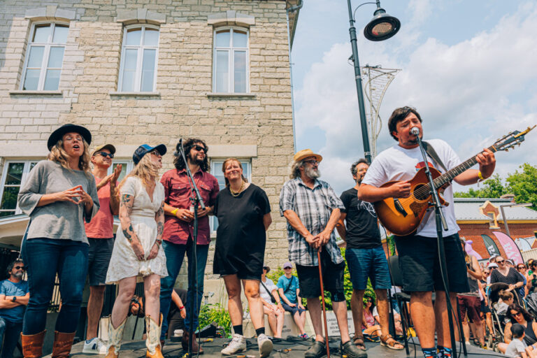 Baie-Saint-Paul | The shooting star Karl Tremblay in the blue sky of Festif!