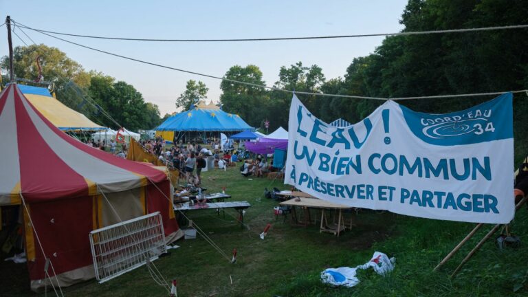 Before demonstrating, anti-basin activists meet in Deux-Sèvres