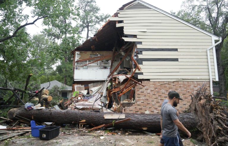 Beryl hits southern US, bringing heavy rains that cause flooding and massive power outages