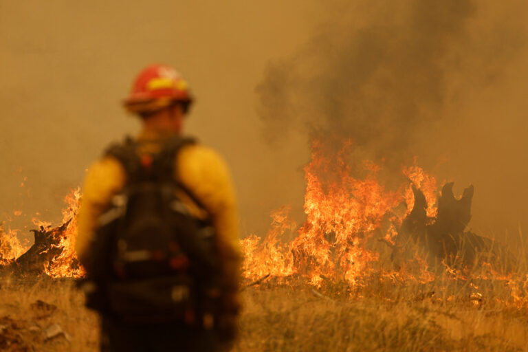 California | Firefighters battle megafire in tougher conditions