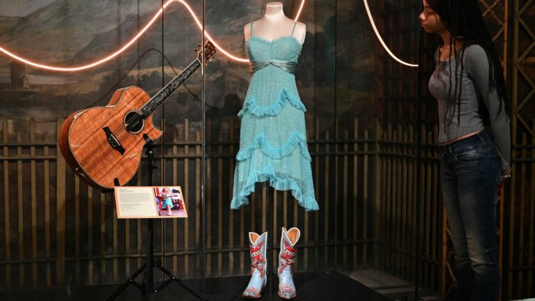 Dresses, cowboy boots, childhood photos… Taylor Swift reveals herself in an exhibition in London