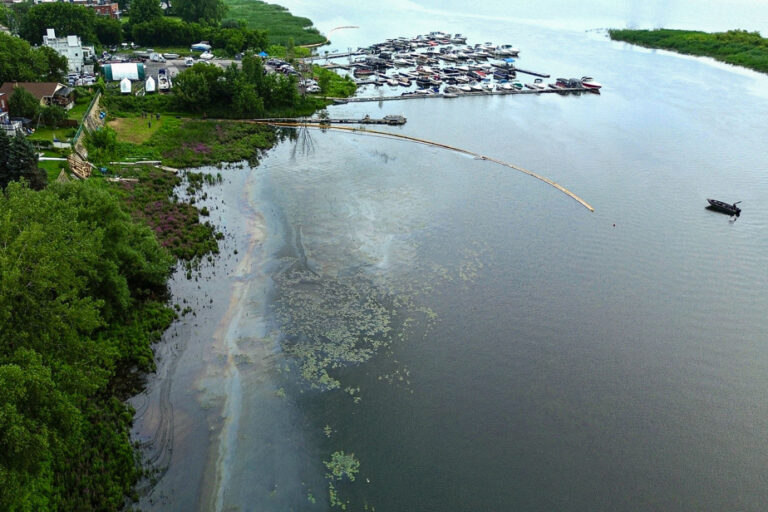 East of Montreal | Pollution in the river comes from a spill of motor oil