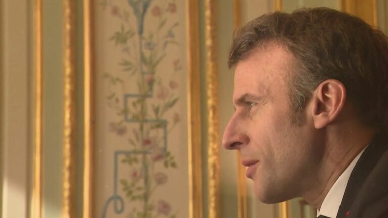 Emmanuel Macron abandoned by his own?