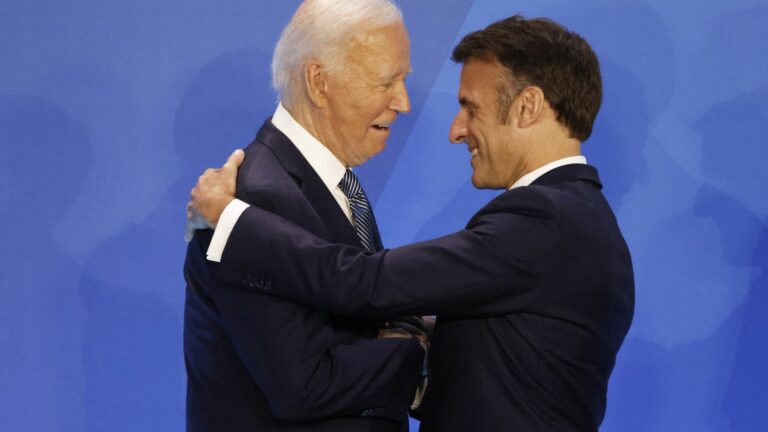 Emmanuel Macron salutes Joe Biden’s “courage” and “sense of duty”