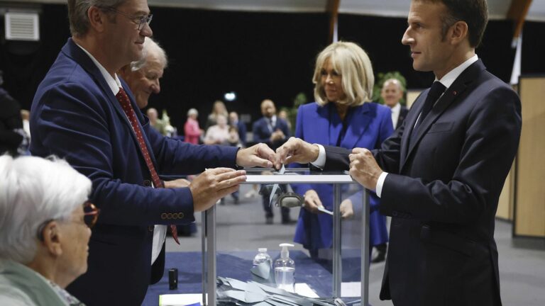 Emmanuel Macron voted at midday in Le Touquet