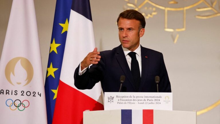 Emmanuel Macron will be invited on France 2 and franceinfo on Tuesday evening