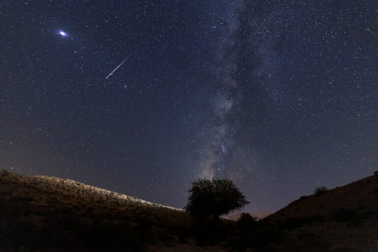 End of July | Two meteor showers will cross the sky at the same time