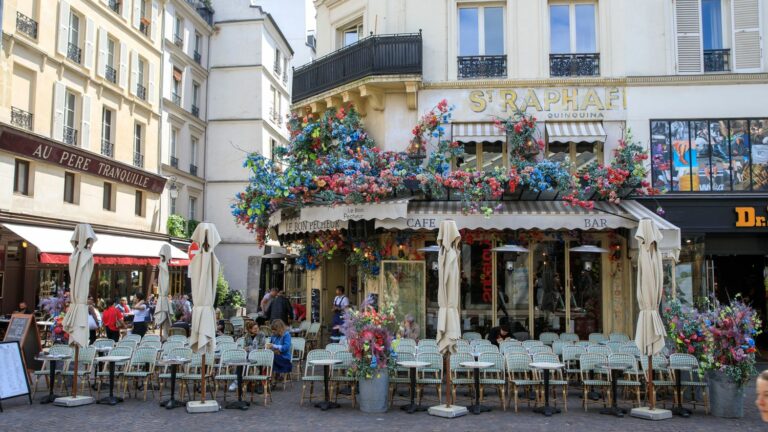 “For three weeks, there have been no Parisians and tourists are waiting to come,” notes a restaurateur.