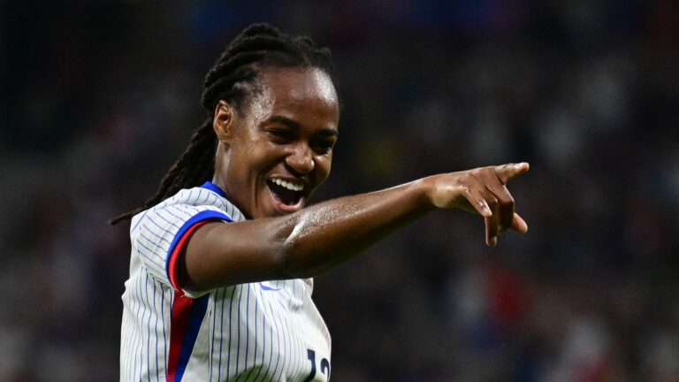 French women dominate New Zealand thanks to a double from Marie-Antoinette Katoto and join Brazil in the quarter-finals