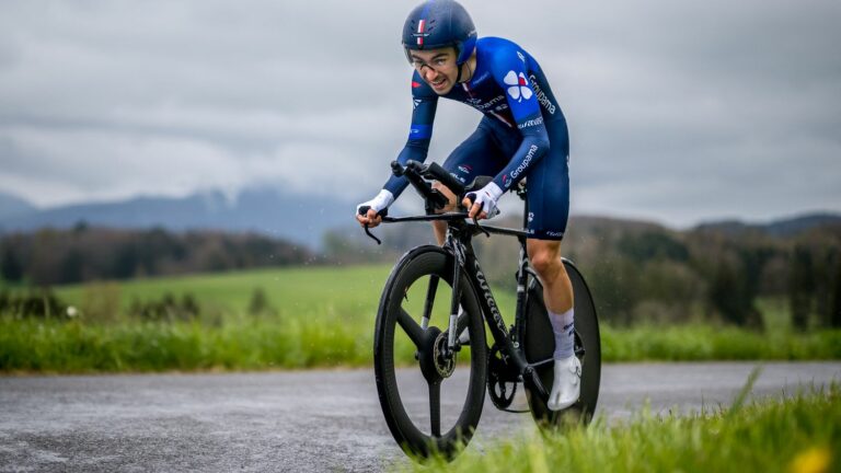 Frenchman Lenny Martinez takes the best time by a wide margin… Follow the time trial of the 21st stage