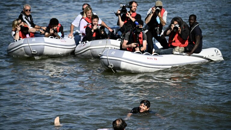 “Has she finished splashing around?” Between amusement and astonishment, onlookers followed Anne Hidalgo’s swim in the Seine