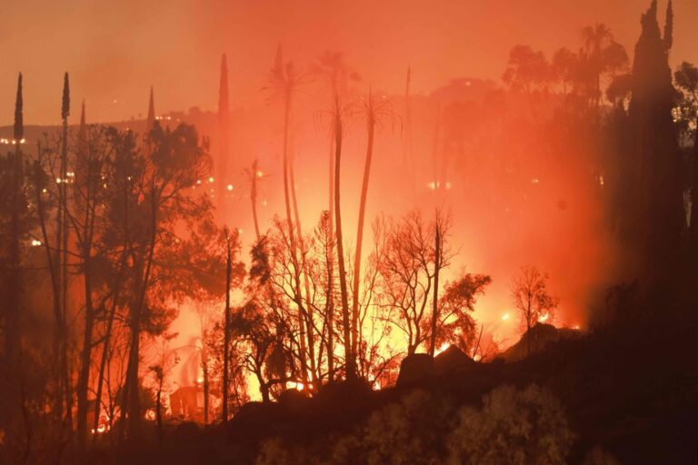 Heatwave | Fires multiply in the American West