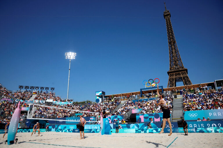 Heatwave in France | Paris sweats and fears storms