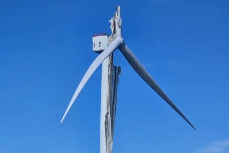 Huge wind turbine blade falls into the sea | Gaspé factory singled out