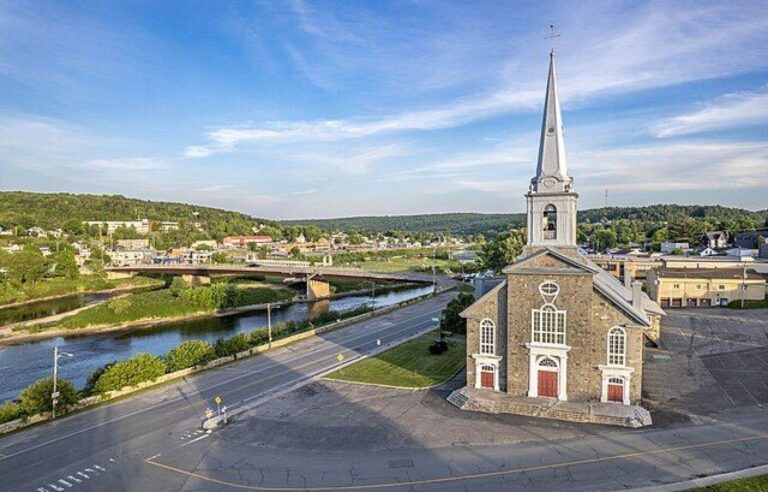 In Beauceville, floods damage roads and force three evacuations