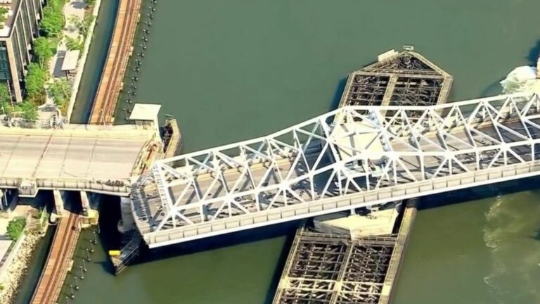 In New York, a bridge is blocked due to high temperatures