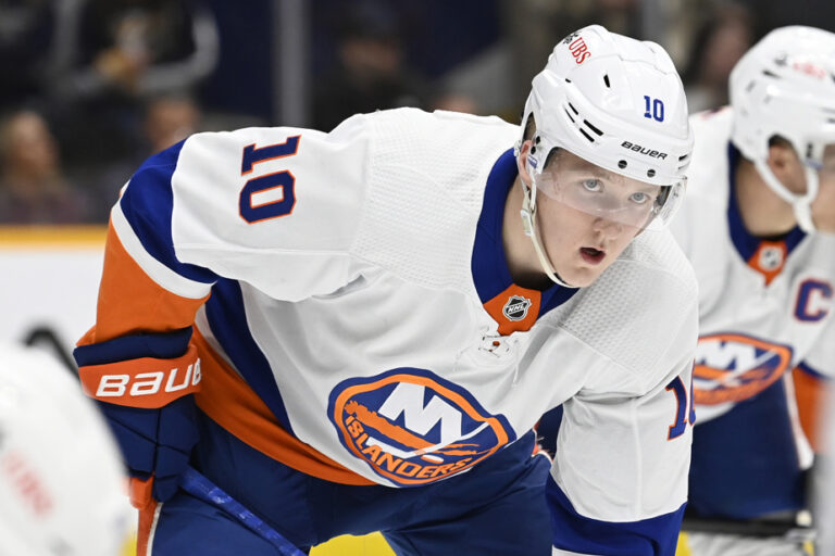 Islanders sign forward Simon Holmstrom to one-year deal