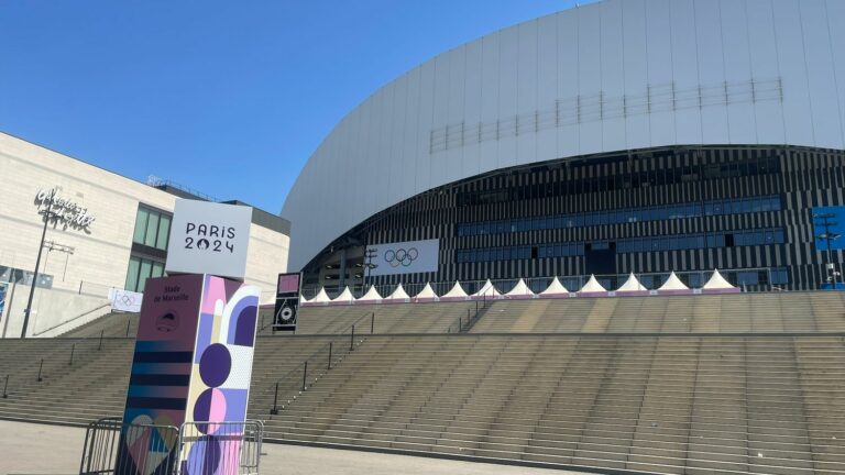 “It’s more beautiful when it’s OM…”, complain Marseille supporters who see the Vélodrome stadium adorned with Olympic colours