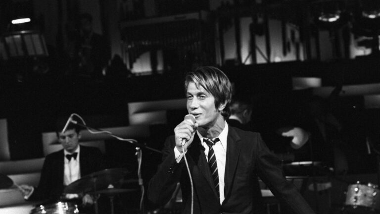 Jacques Dutronc returns to the bawdy cover of his hit “J’aime les filles”