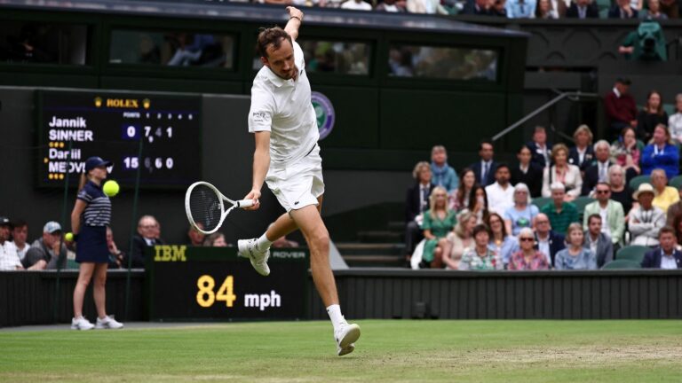 Jannik Sinner comes back to two sets all against Daniil Medvedev… Follow the start of the quarter-finals