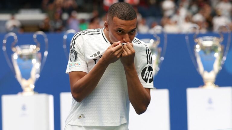 Kylian Mbappé, Real Madrid’s new number 9, officially presented at the Santiago Bernabéu stadium