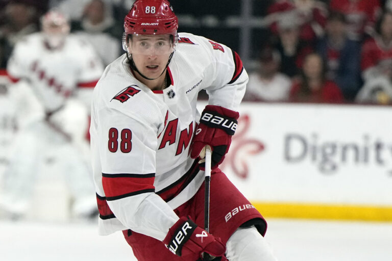 Martin Necas finally stays in Carolina