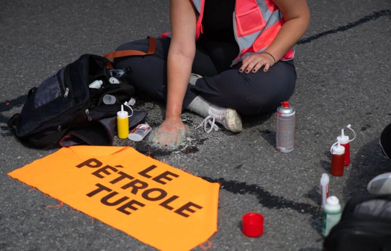 Montreal airport landing stage blocked by anti-oil activists unblocked