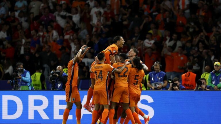 Netherlands overturn Turkey to join England in semi-finals