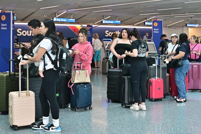 New record for traffic at US airports on Sunday