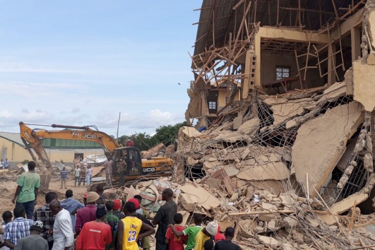 Nigeria | At least 21 students killed in school collapse