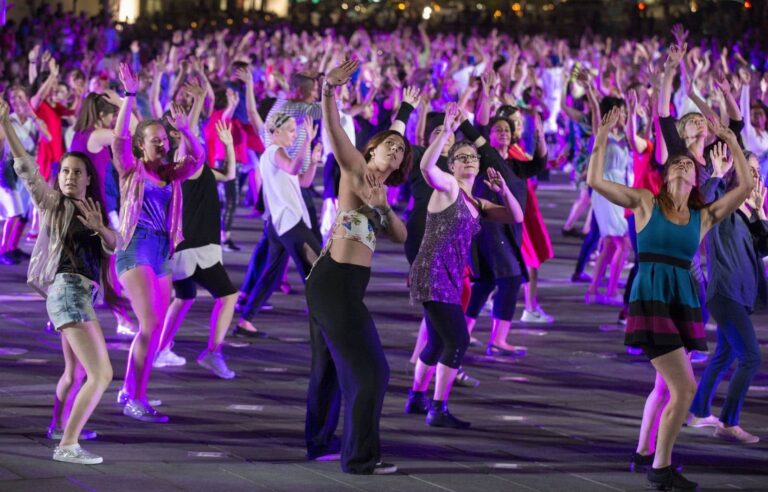 Objective: to perform the largest line dance in Quebec history