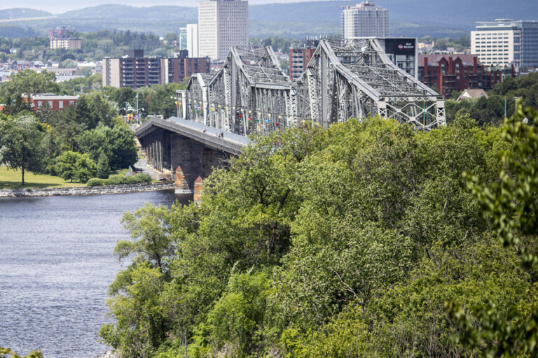 Ottawa | Worn by 60 years of road salt, the Alexandra Bridge will have to be replaced