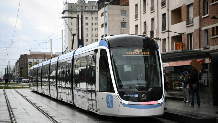 Paris bus and tram accident leaves dozens injured