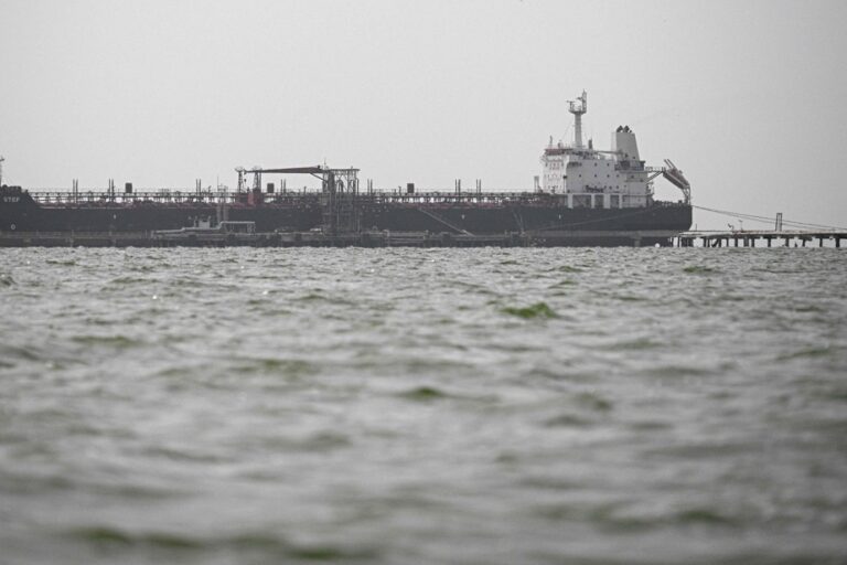 Philippines | Oil tanker capsizes with 1.4 million liters of oil off Manila