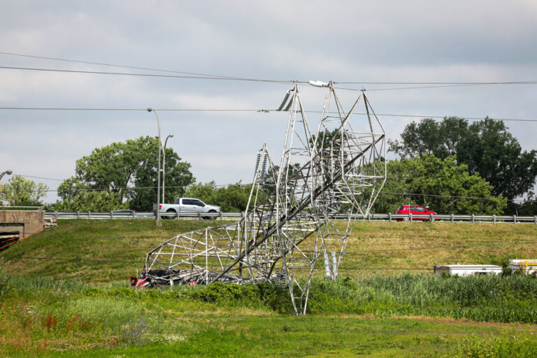 Pylon hit by bus | Power finally restored in Montérégie