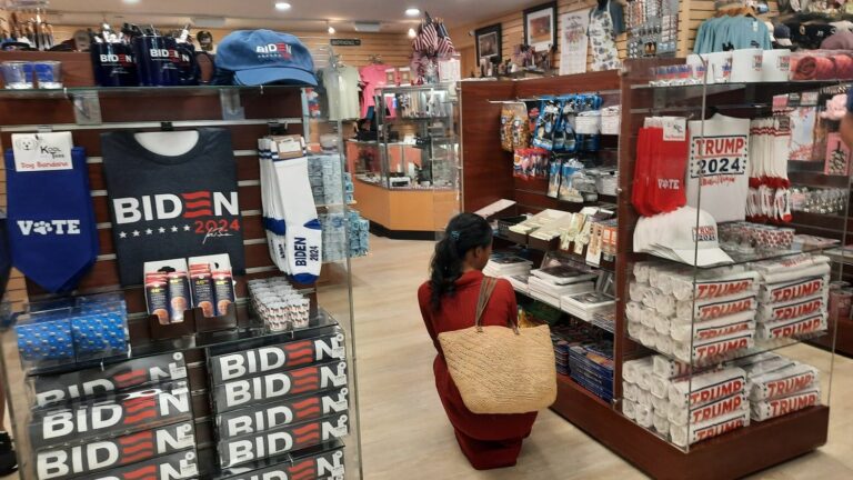 REPORTAGE. T-shirts, caps, pins… In the United States, the craze for political goodies in the middle of the presidential campaign