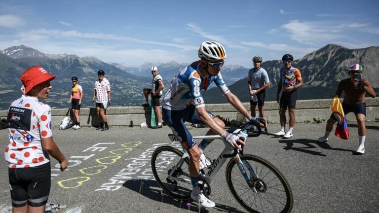 Romain Bardet among the pursuers of the race leader, the riders scattered… Follow the 20th stage with us