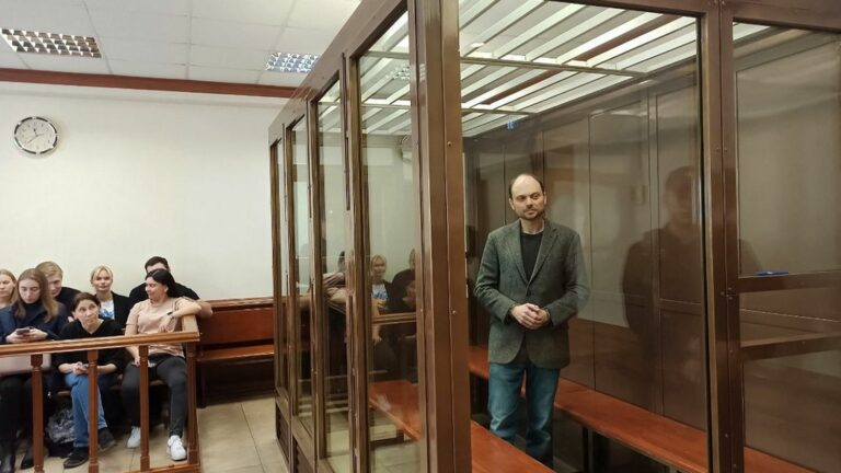 Russian Oppositionist Vladimir Kara-Mourza Hospitalized in Prison, His Wife Announces