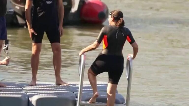 Ten days before the Olympics, Anne Hidalgo finally went swimming in the Seine