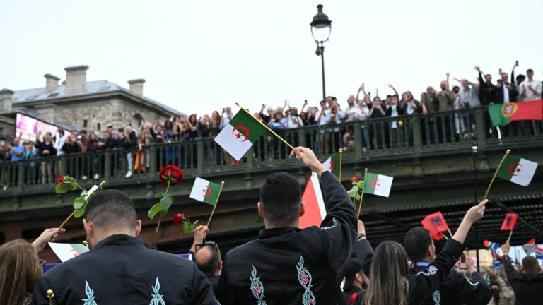 The Algerian delegation throws roses in homage to the Algerians drowned in the Seine on October 17, 1961