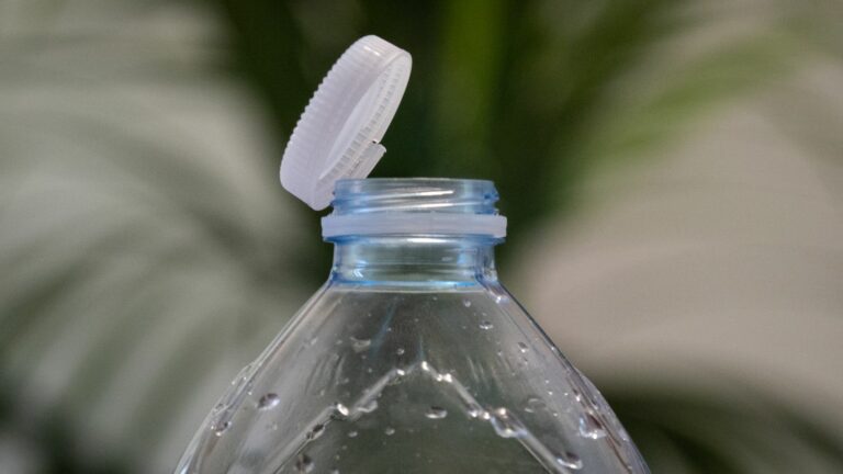 The cap attached to plastic bottles becomes mandatory, but does not convince the associations