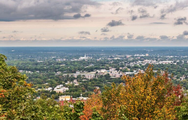 The challenge of adaptation, from Victoriaville, Quebec, to Făgăraș, Romania